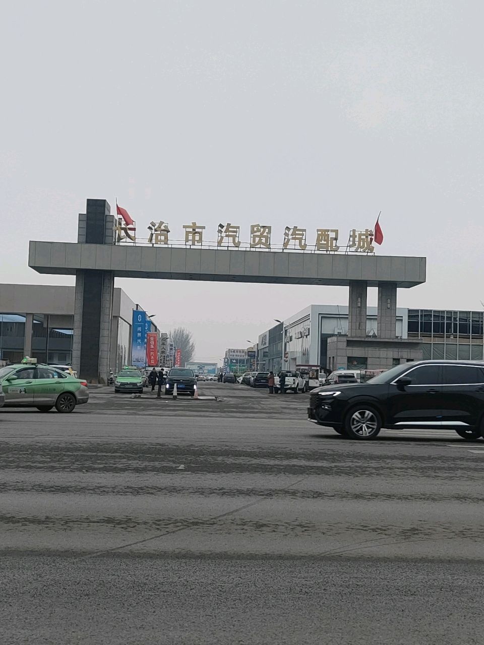 环东街汽贸汽配城内