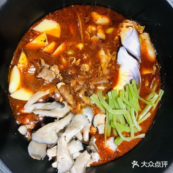 沟鲤人铁锅炖(上园路店)