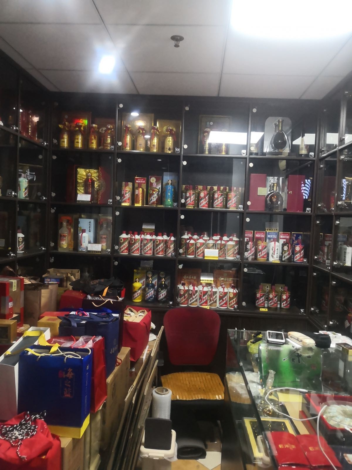 回收黄金茅台名酒洋酒红酒片仔癀冬虫夏草臻酒汇老酒馆