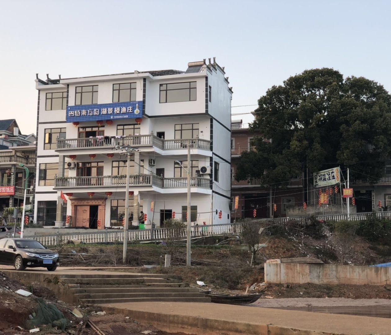 虎山湖景楼渔庄