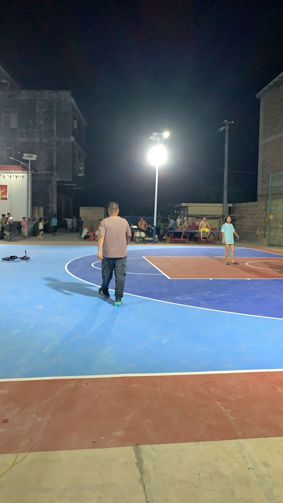 六燕村燕表灯光球场