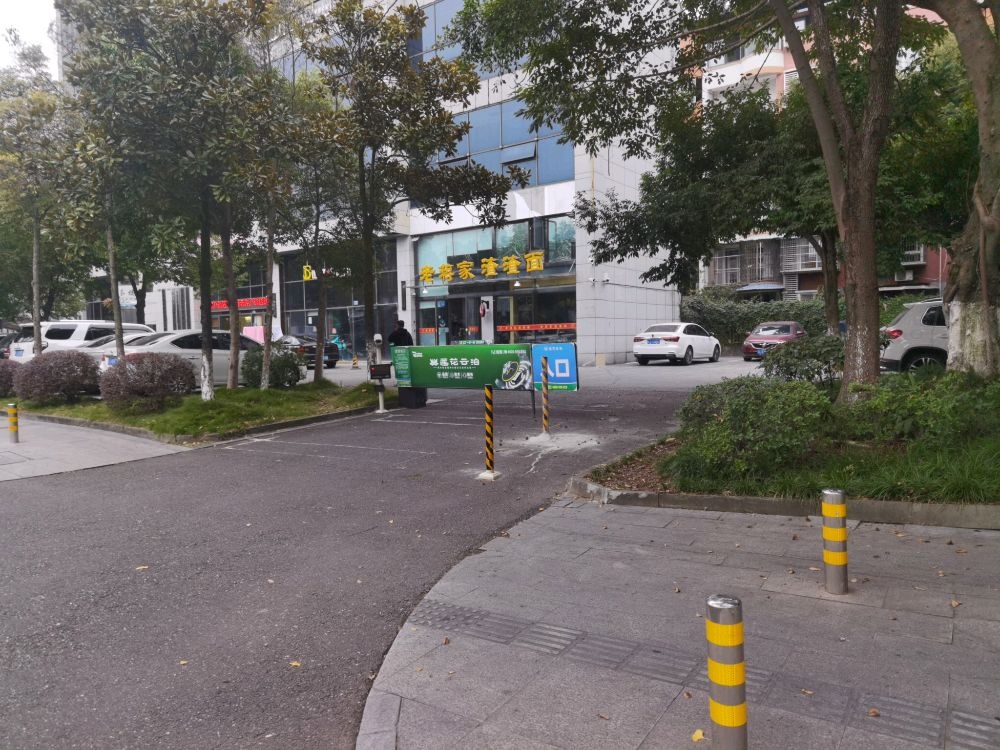 东海岸小区-地上停车场