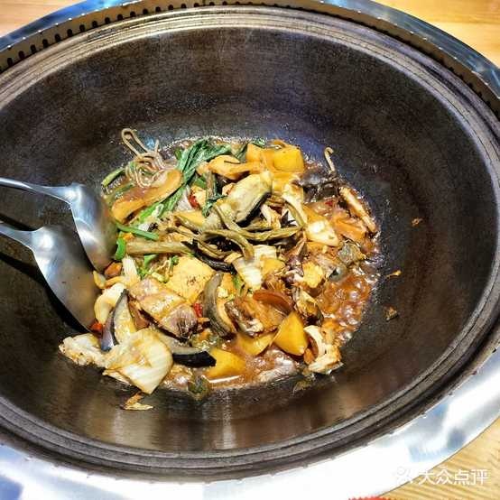 村职书铁锅炖人(双塔西街南三巷店)