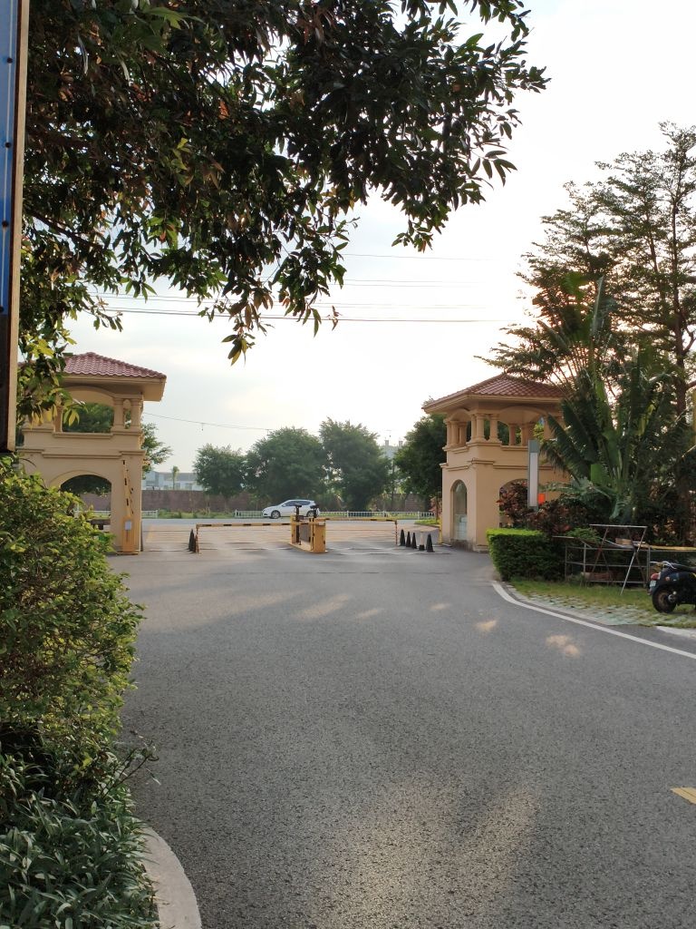 阳光西海岸停车场-出入口