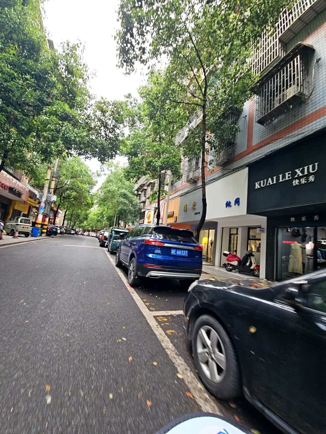 他问服装店