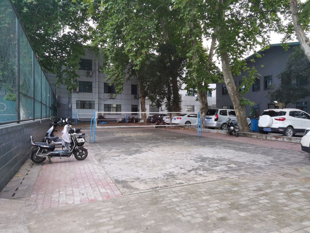 吴晗大学-羽毛球场