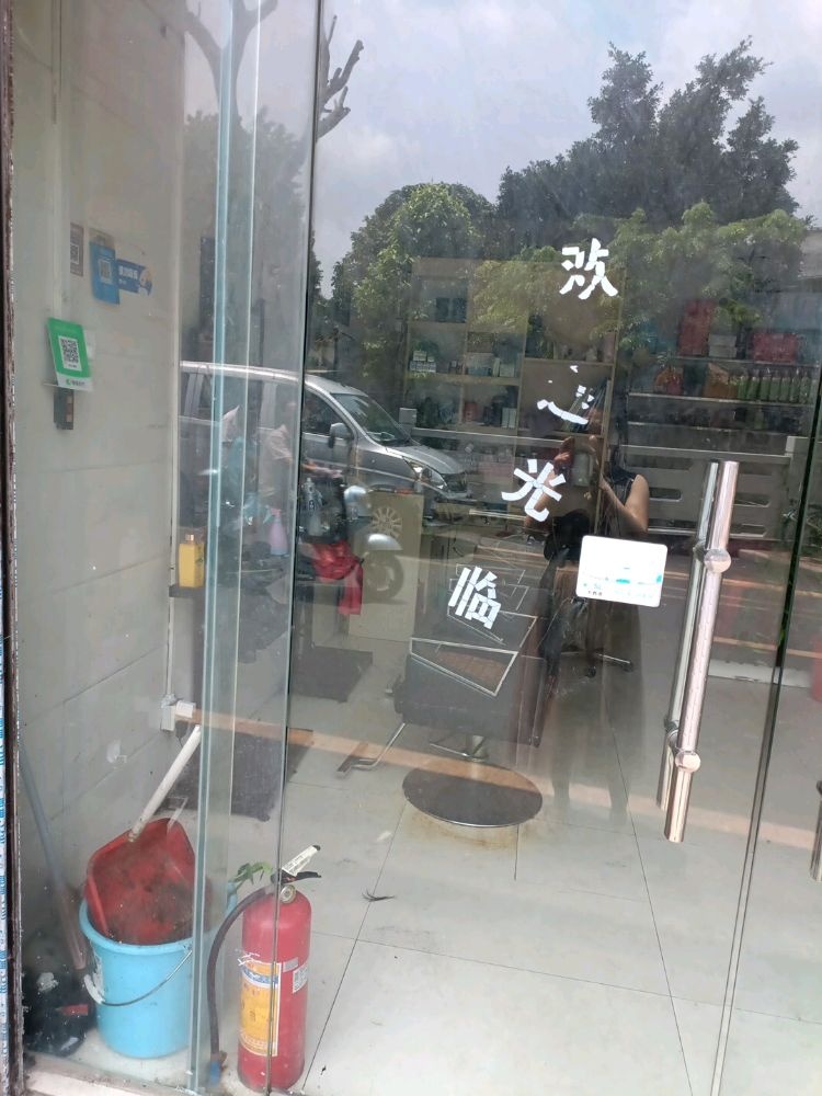 佛山市顺德区随风飘美发店
