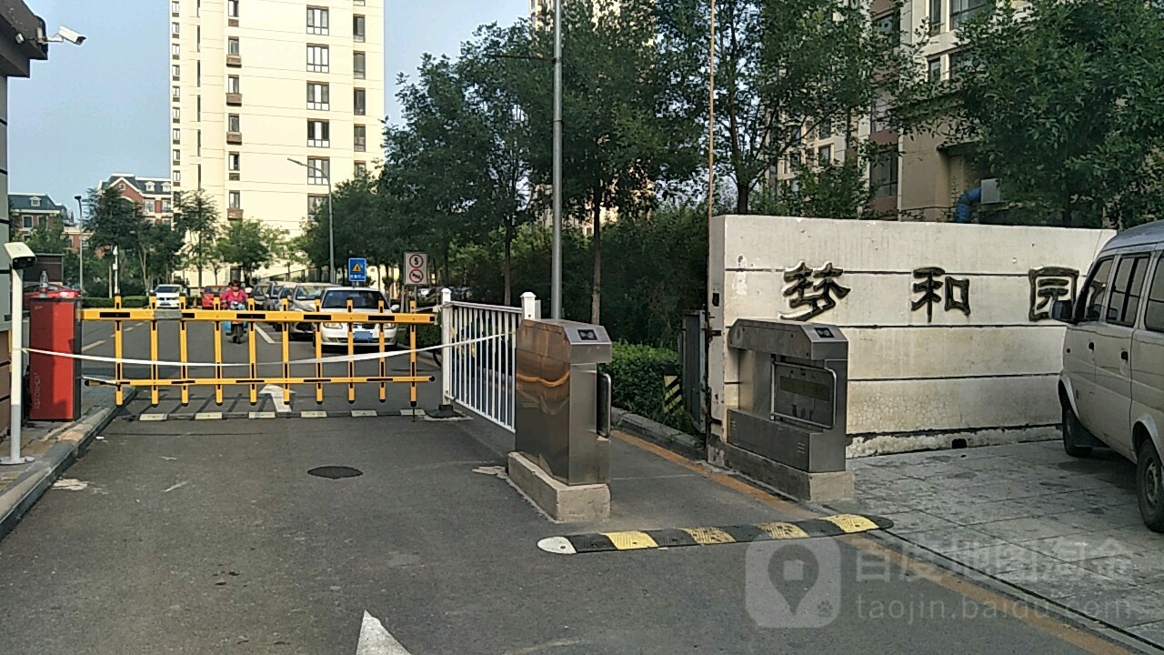 天津市红桥区鸿明道与营玉路交叉路口东北侧