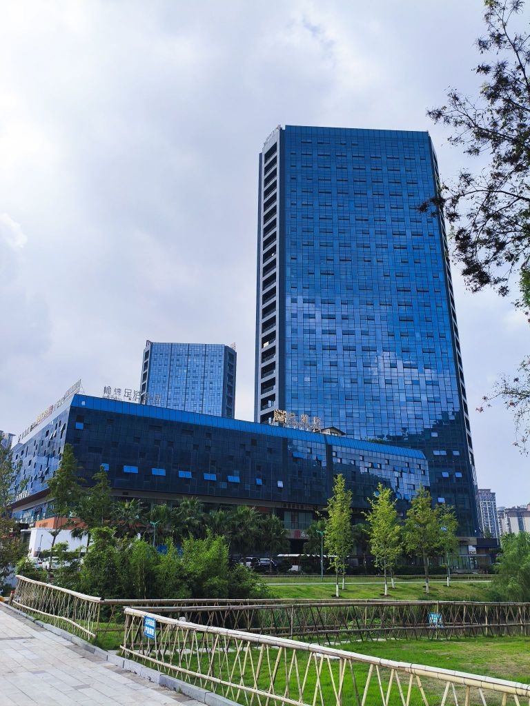 冰娇潮玩综合馆(浙商临港新天地店)
