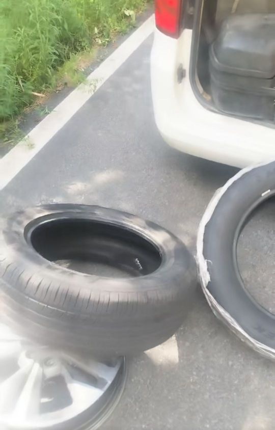 汽车轮胎补换搭电脱困道路救援