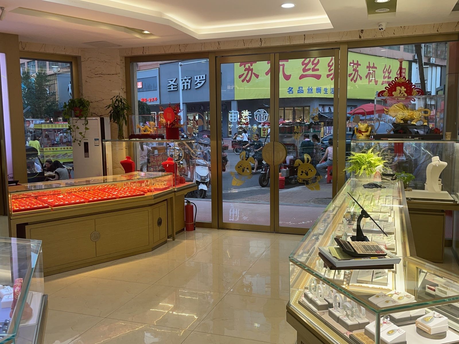 固始县踏月寺老庙黄金店(西亚丽宝广场店)