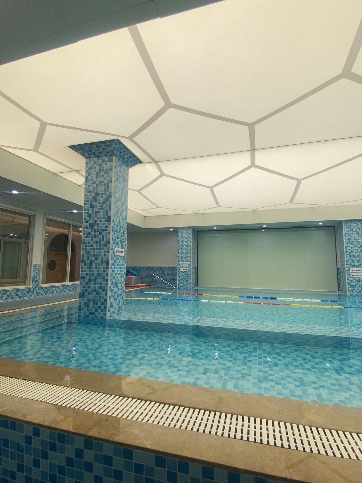 荣萃儿童恒温游泳馆