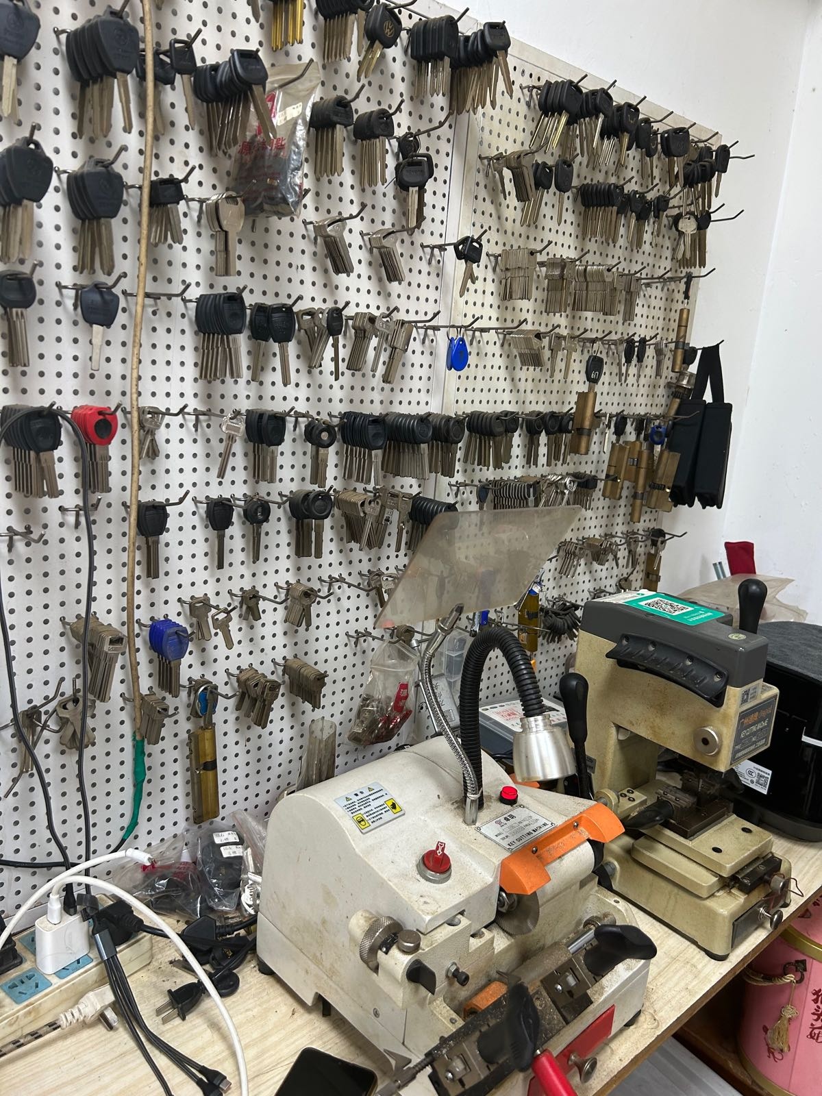 吴氏开锁配钥匙(旭日副食店)