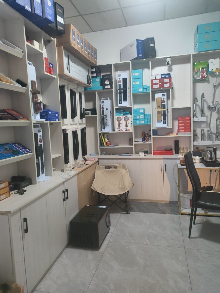 锁师傅开锁换锁配汽车钥匙