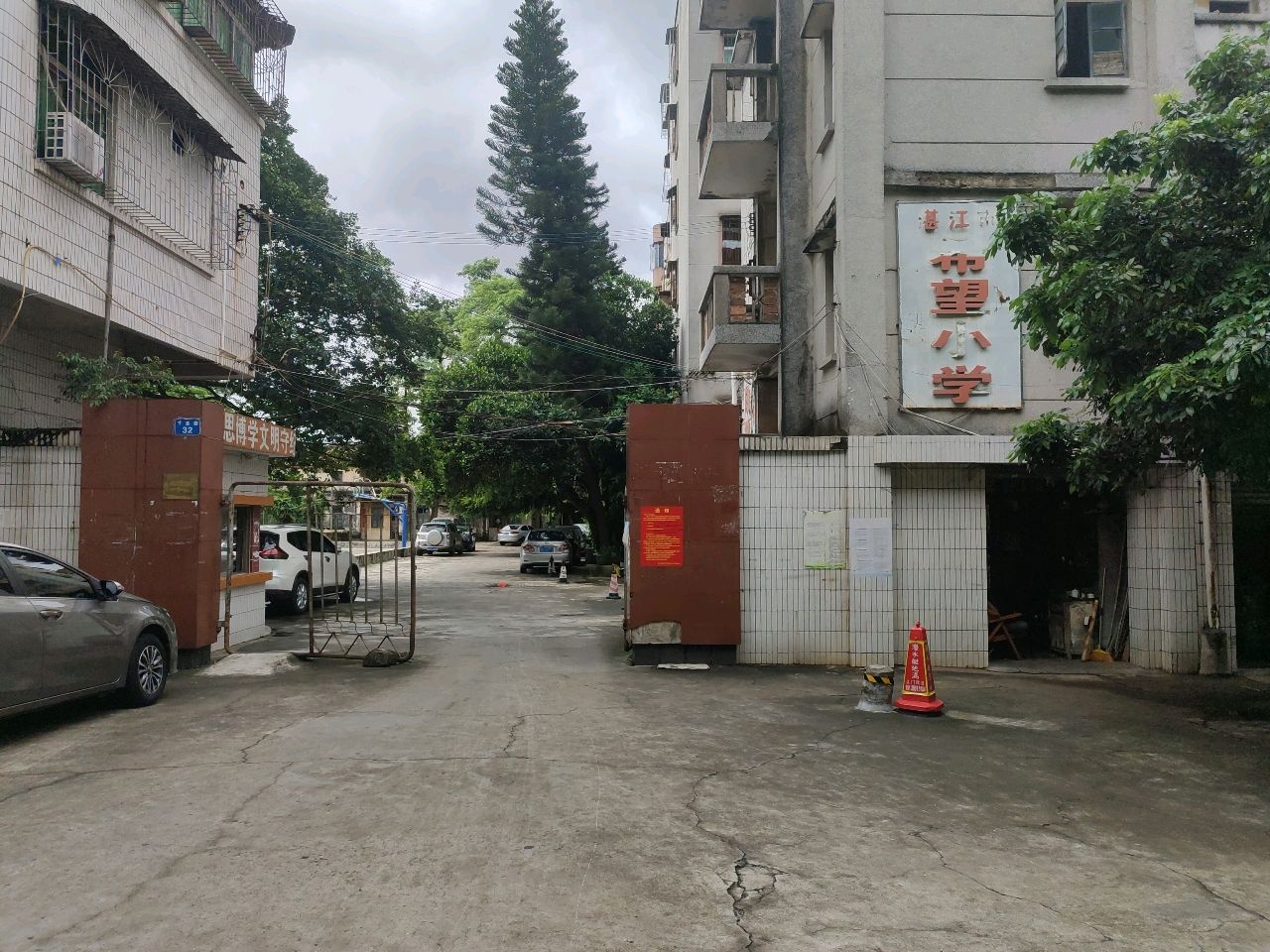 湛江市赤坎区希望小学停车场-出入口