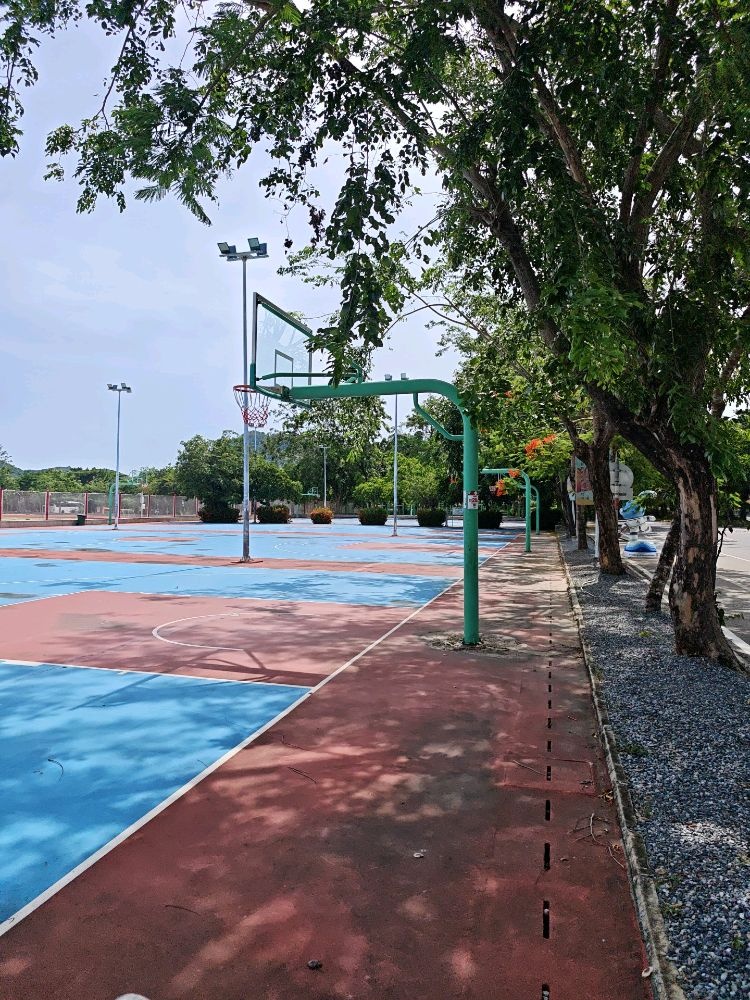东区篮球场