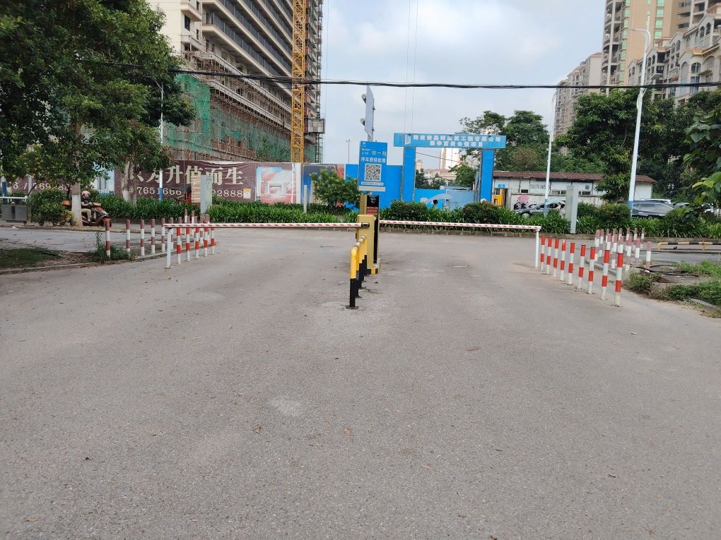 东兴市体育中心体育馆(西门)