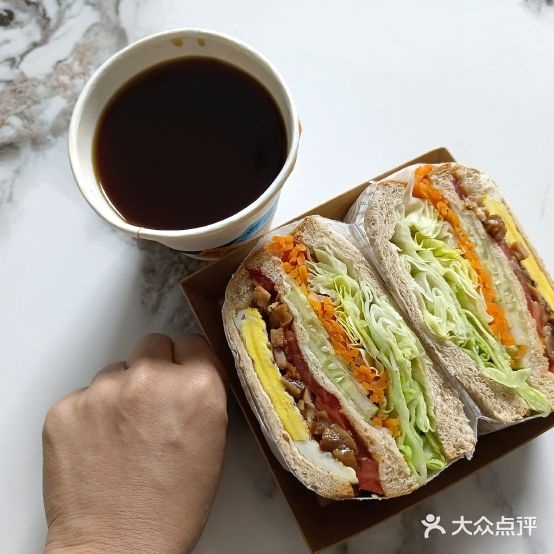 町梨治·三明治·轻食派拌饭·沙拉