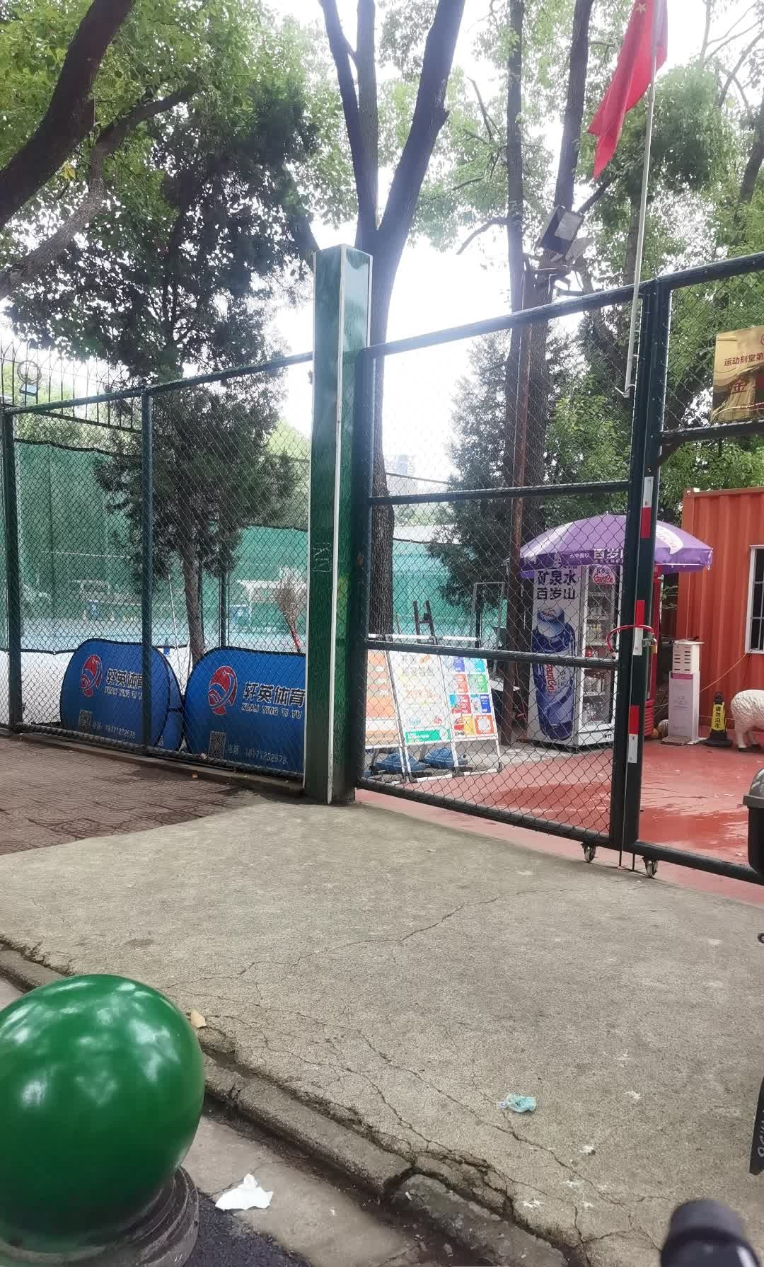 百步亭轩英足球场
