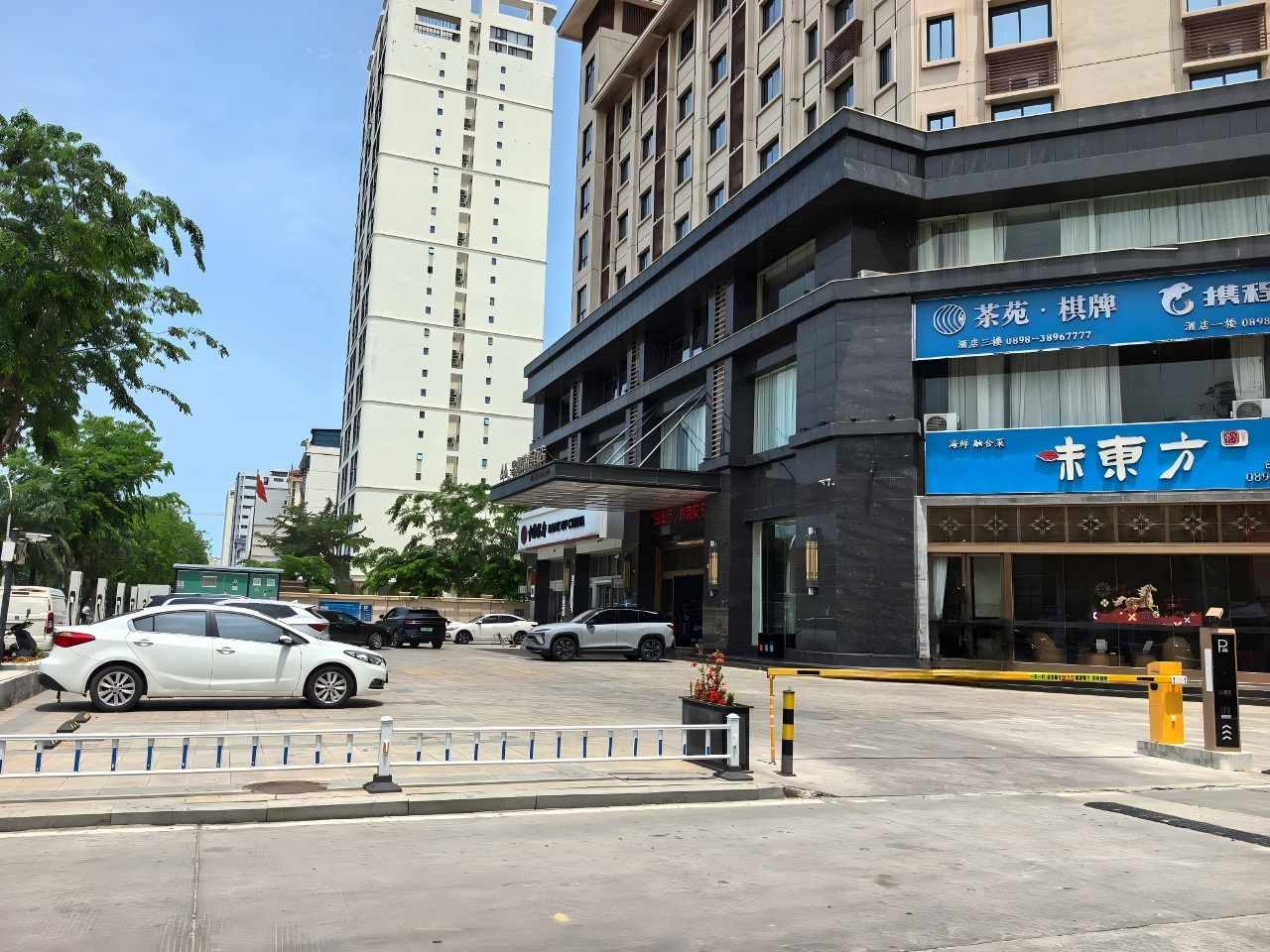 新电途充电站(蓉曜东方富利瑞华酒店超充站)
