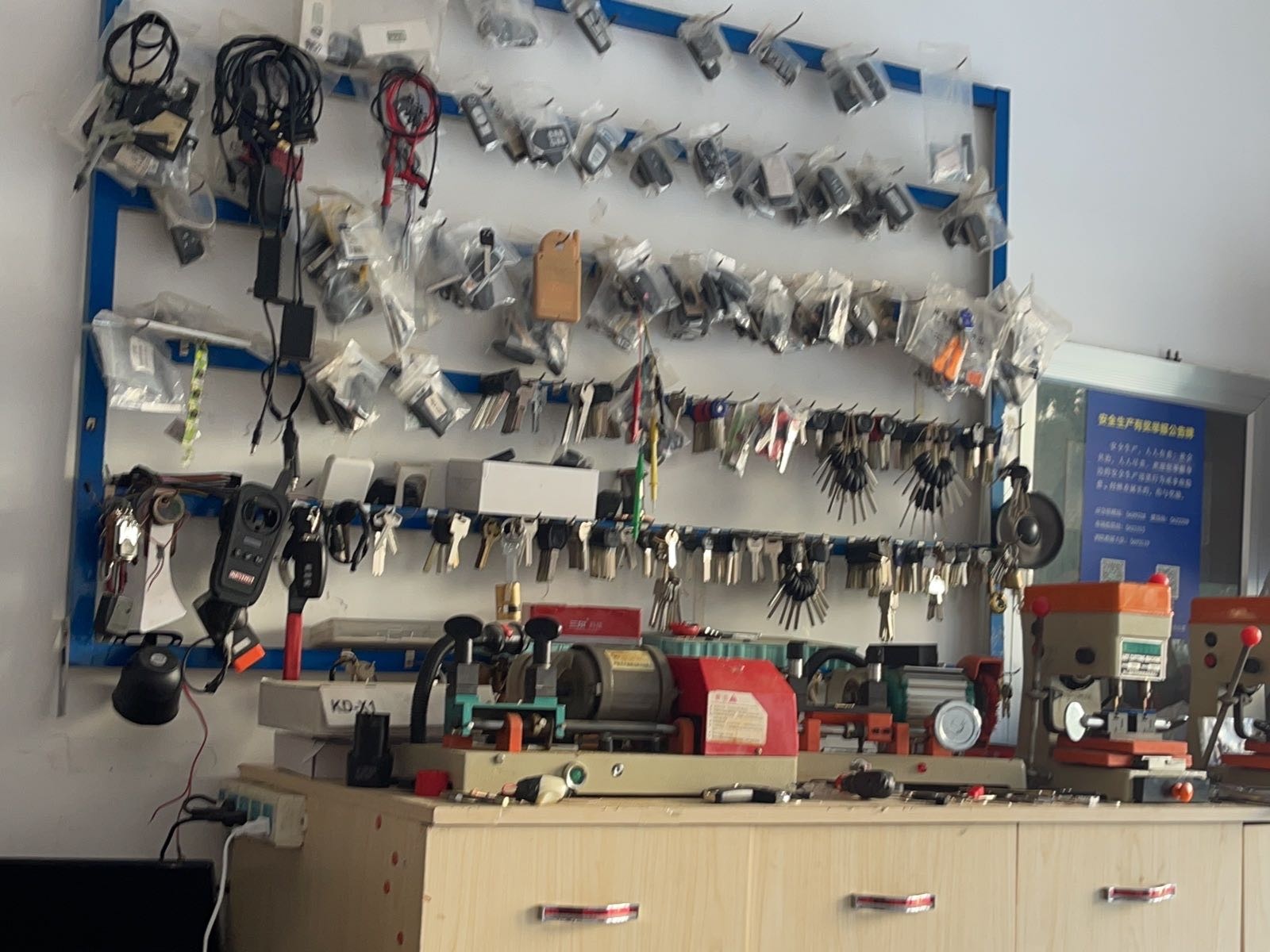 鹏兴开换锁汽车钥匙