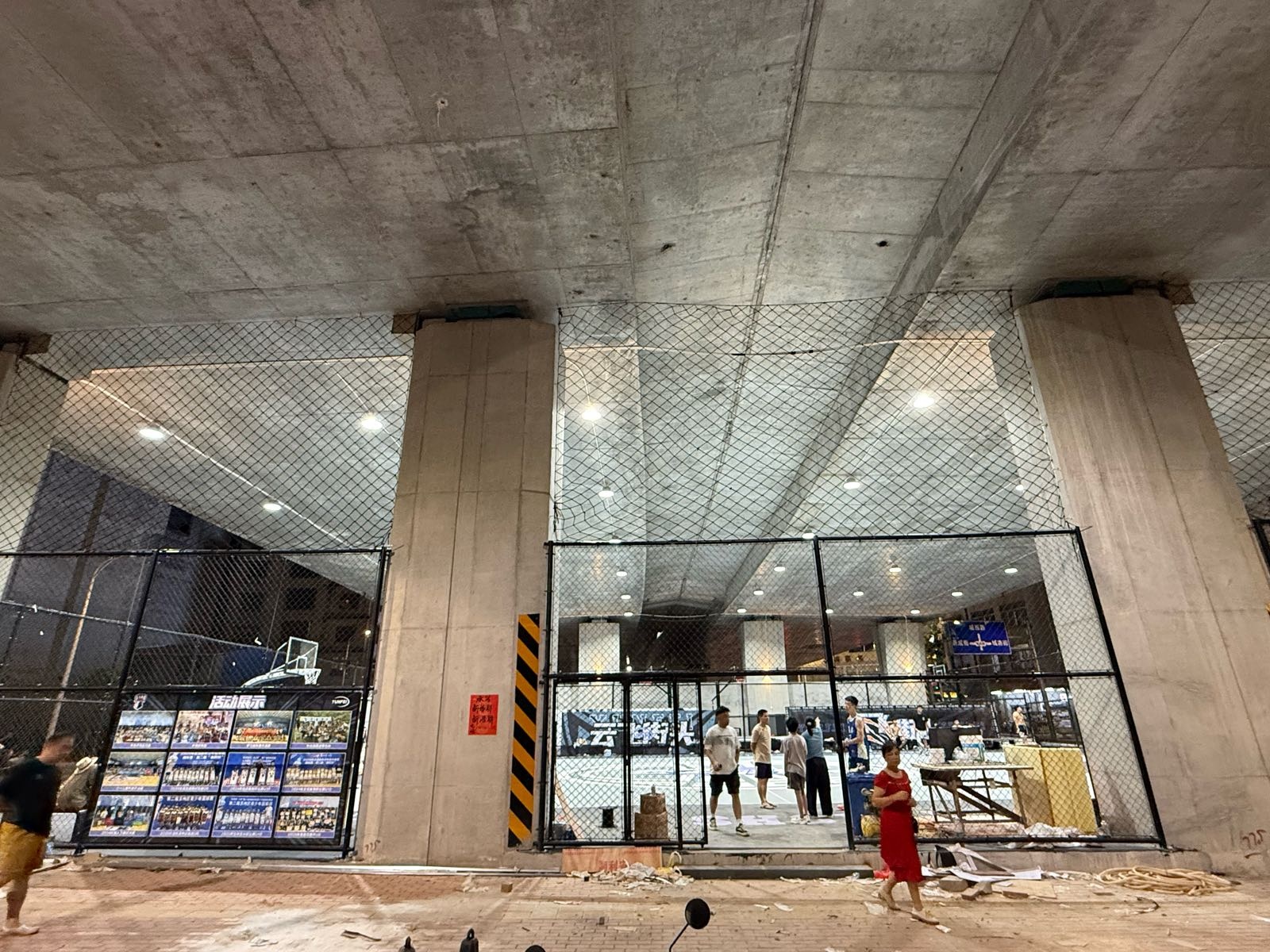 容州大桥云飞街头主题篮球场