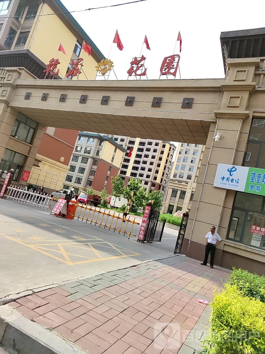 绥化市望奎县广场街与解放路交叉路口往西约180米