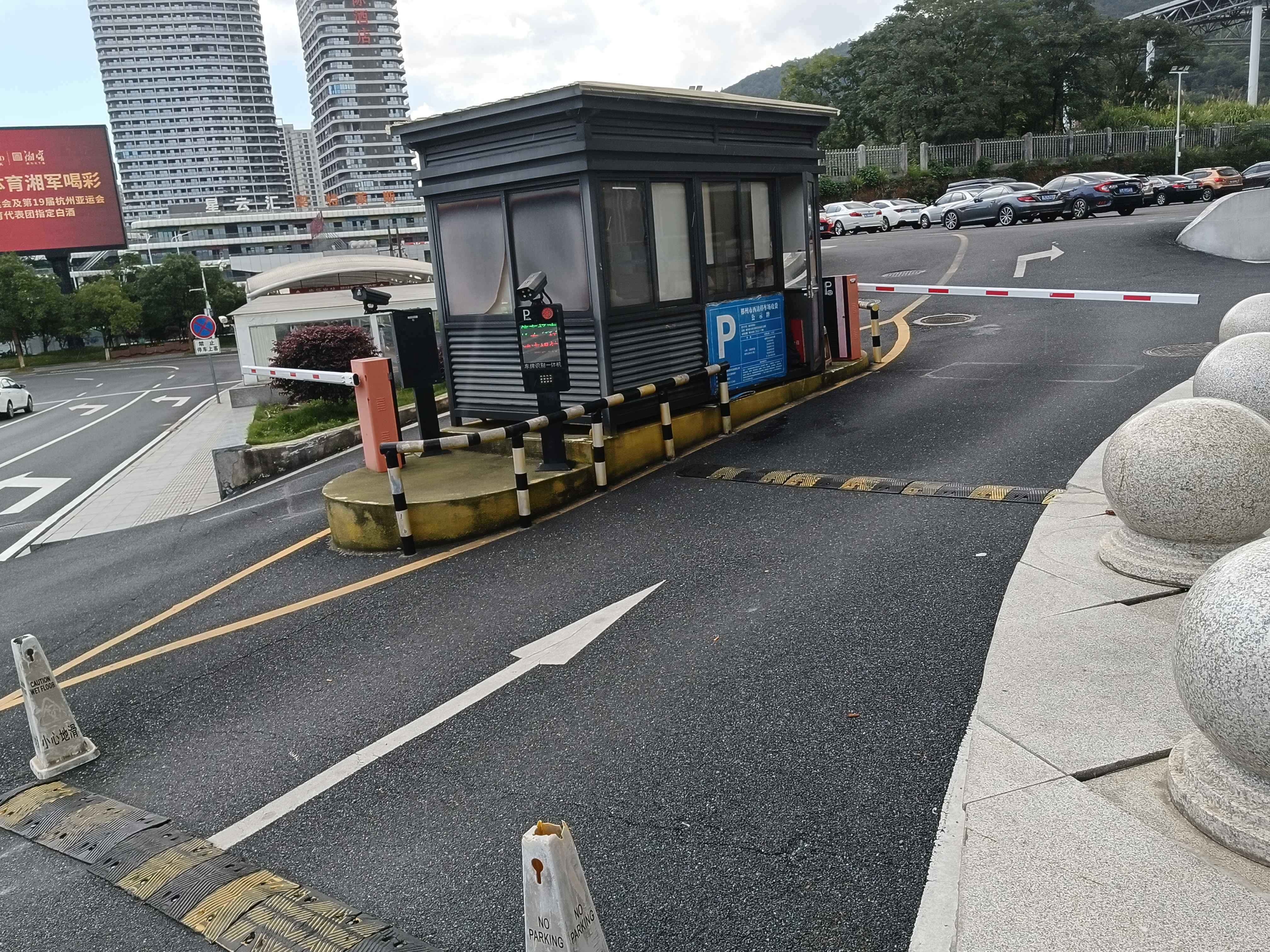 郴州西站站前广场西南侧地上停车场-出入口