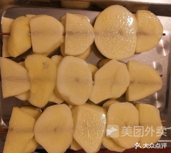 学校街红红火火烤烤店