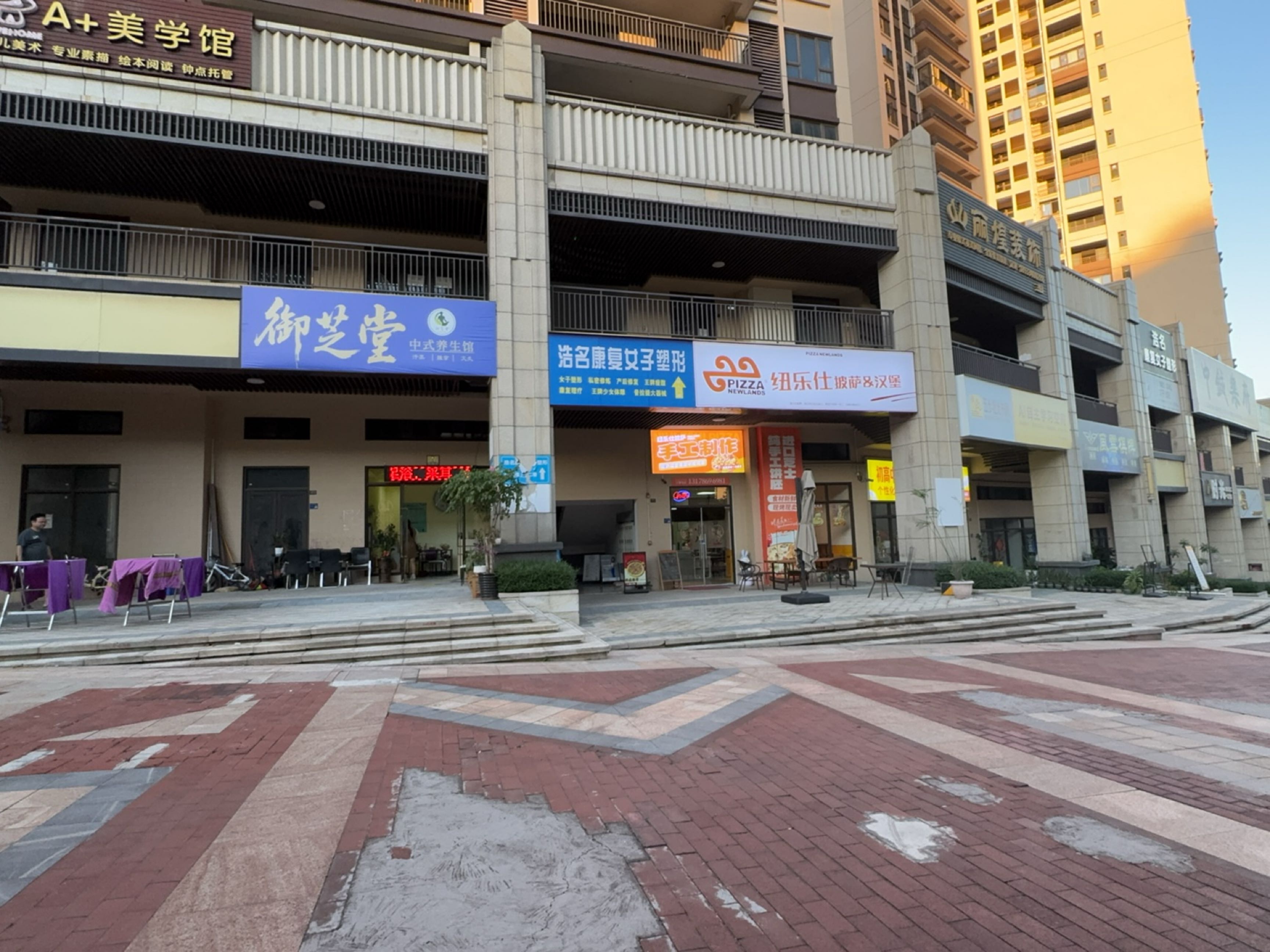 纽乐仕披萨·汉堡(保利林语爱丁堡店)