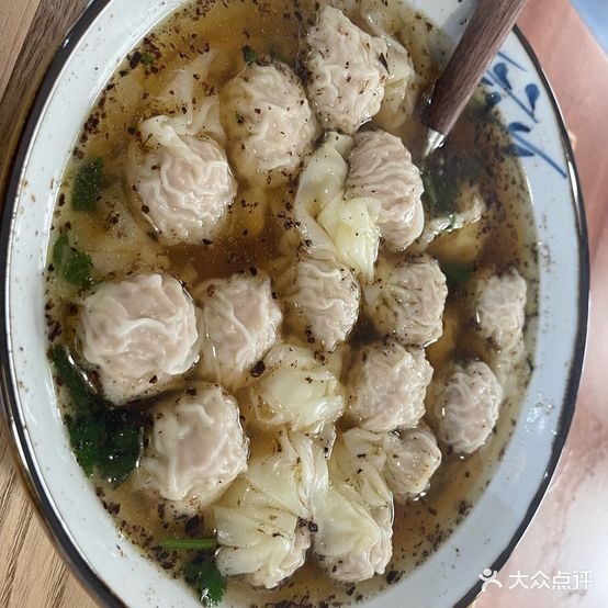 初鲜馄饨馆