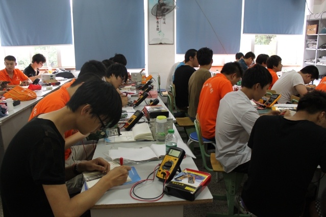 成都匠巢维修技术学校