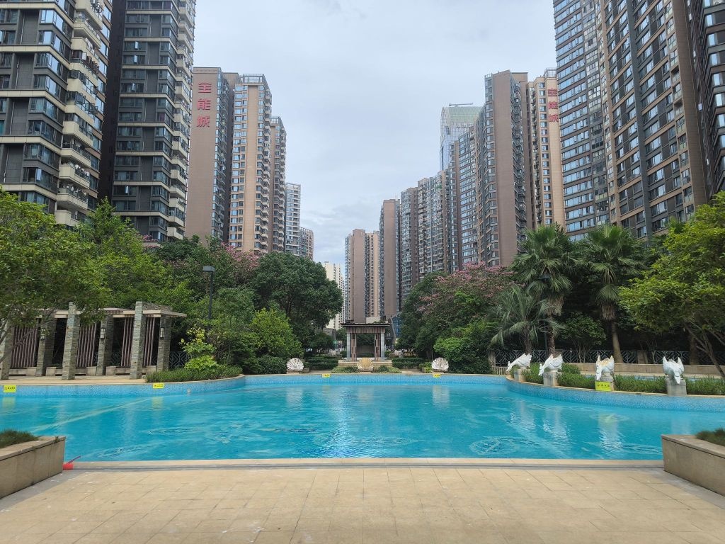 宝能城西区游泳池