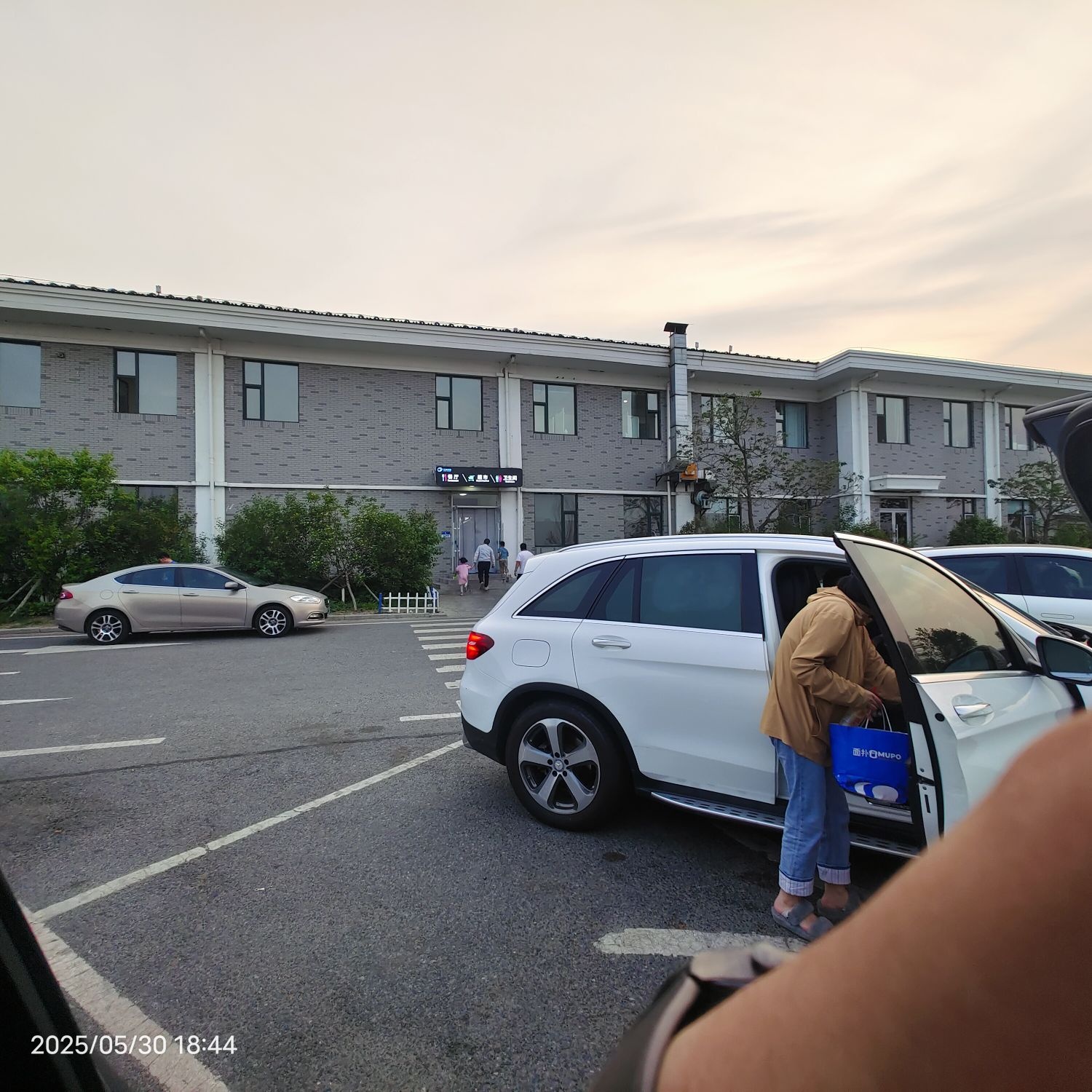 王府服务区(珲乌高速乌兰浩特方向)