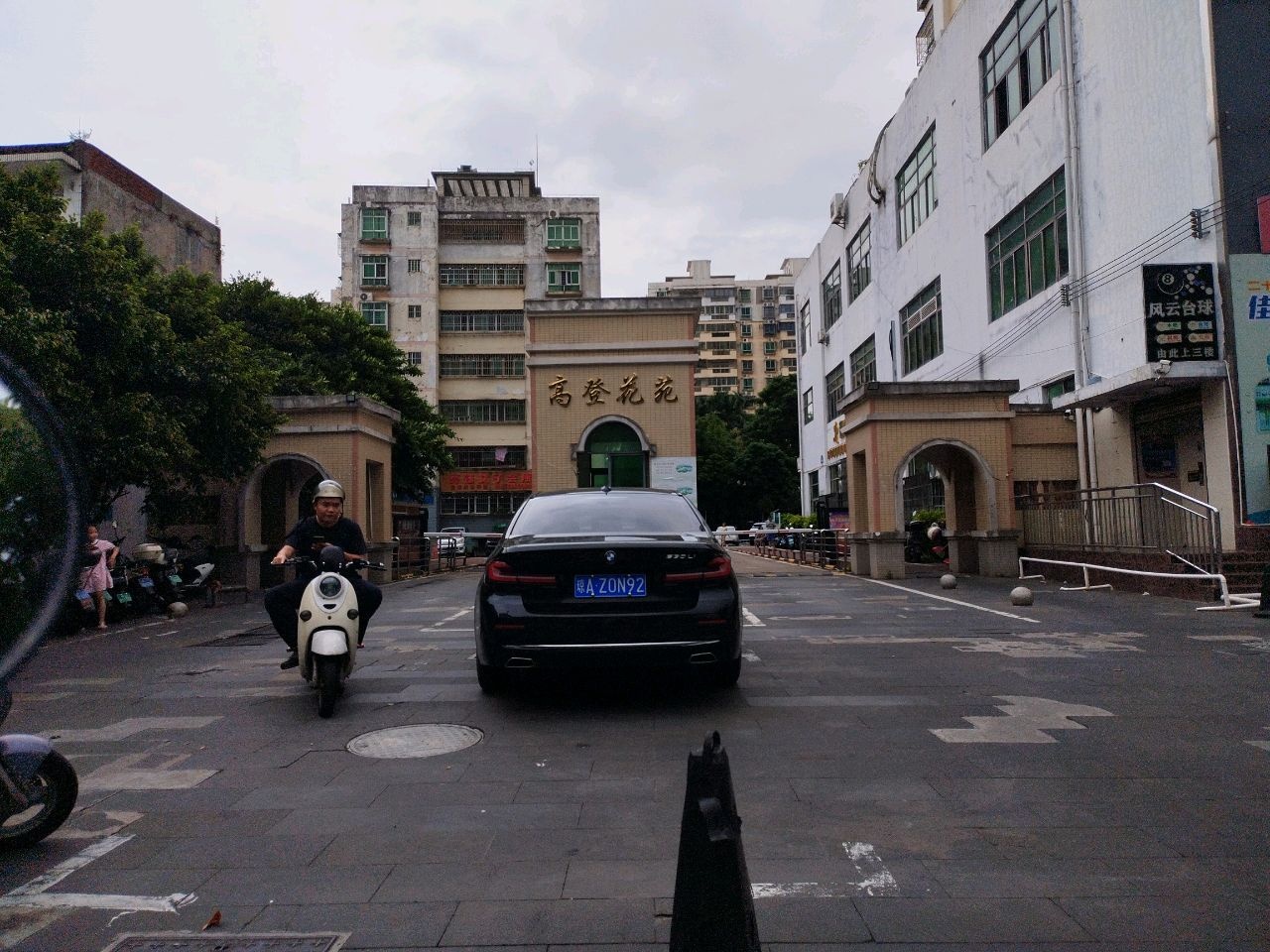 高登花苑-地上停车场