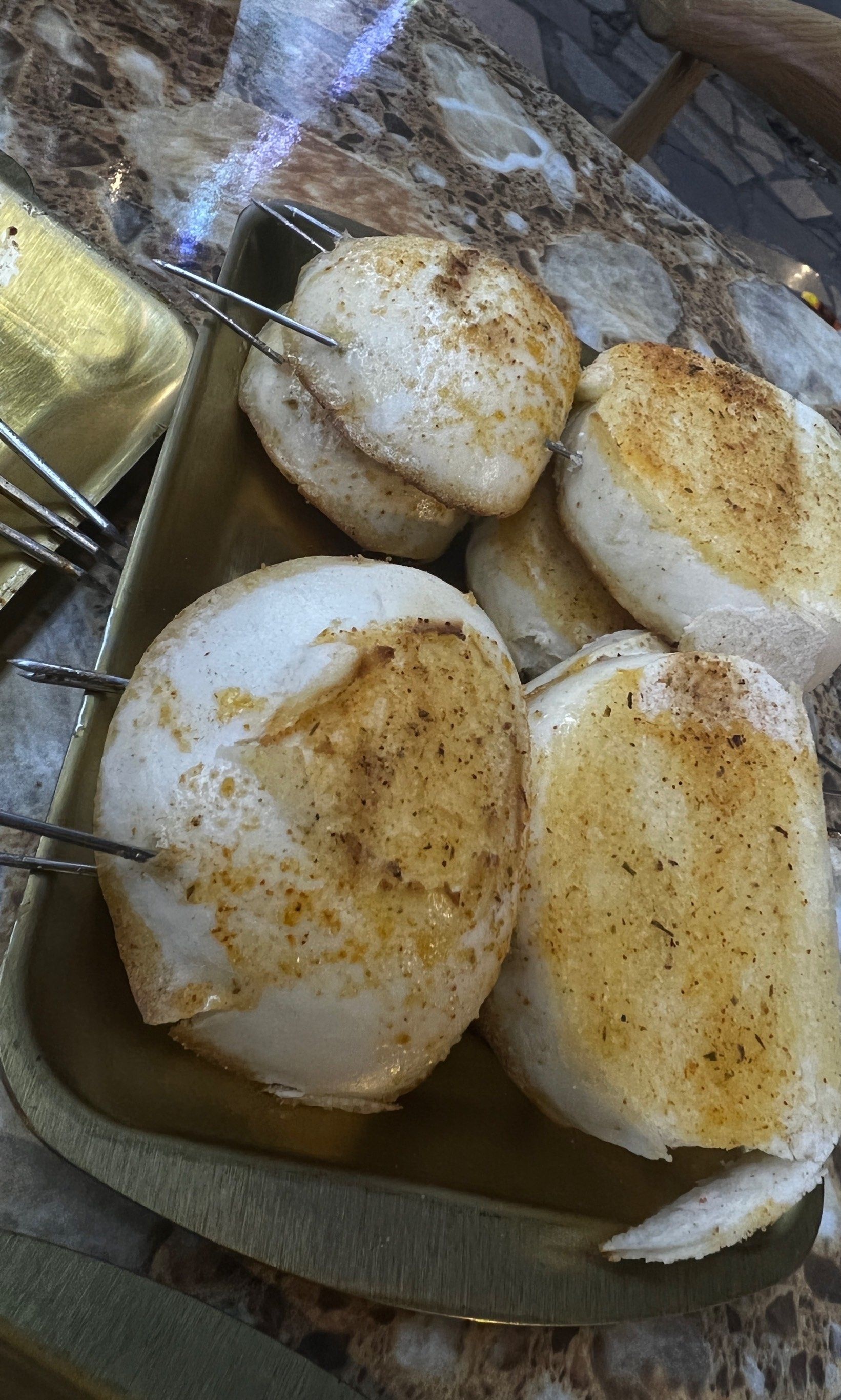 友聚瓦房烧烤小龙虾