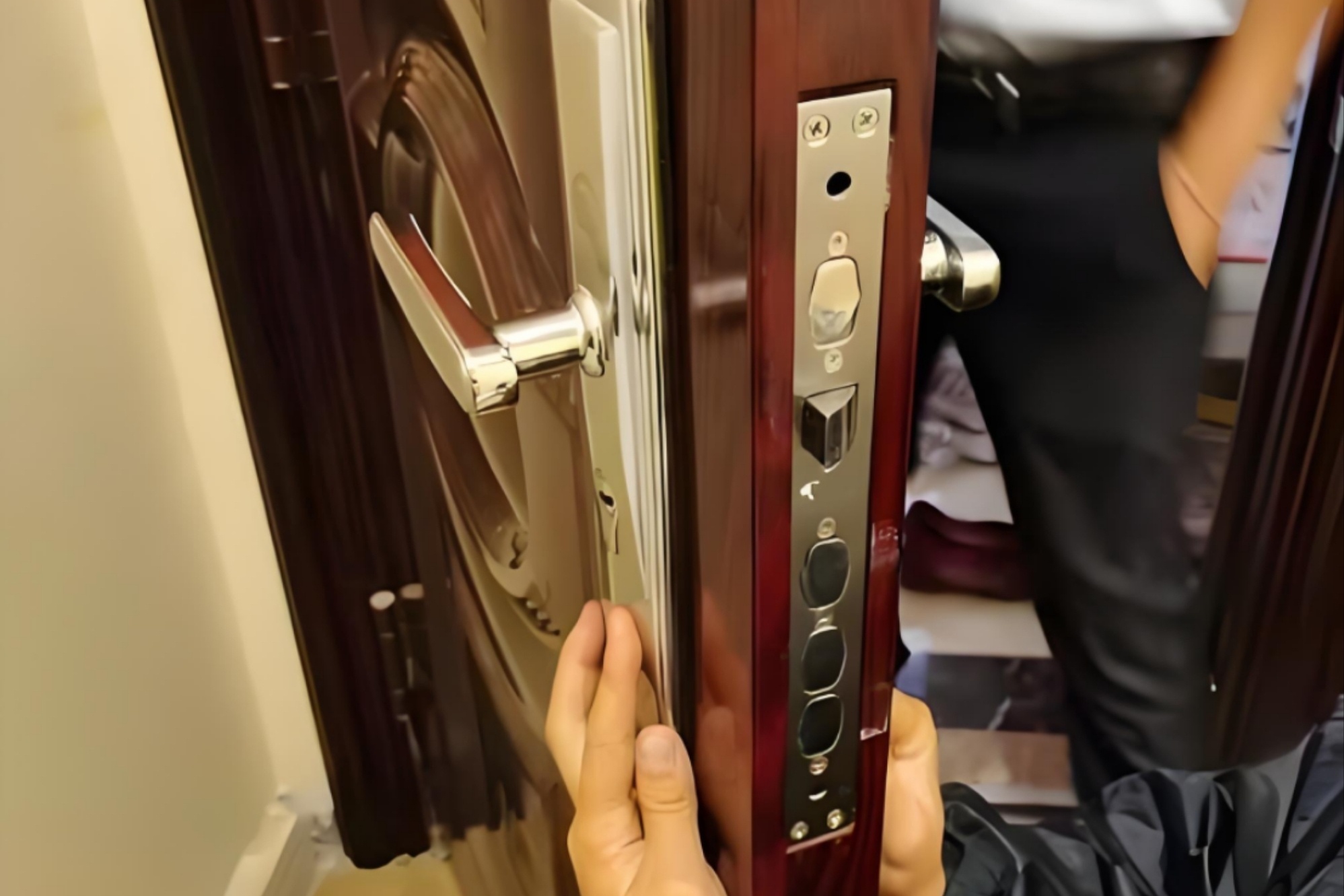 娄底巨力开锁换锁汽车钥匙