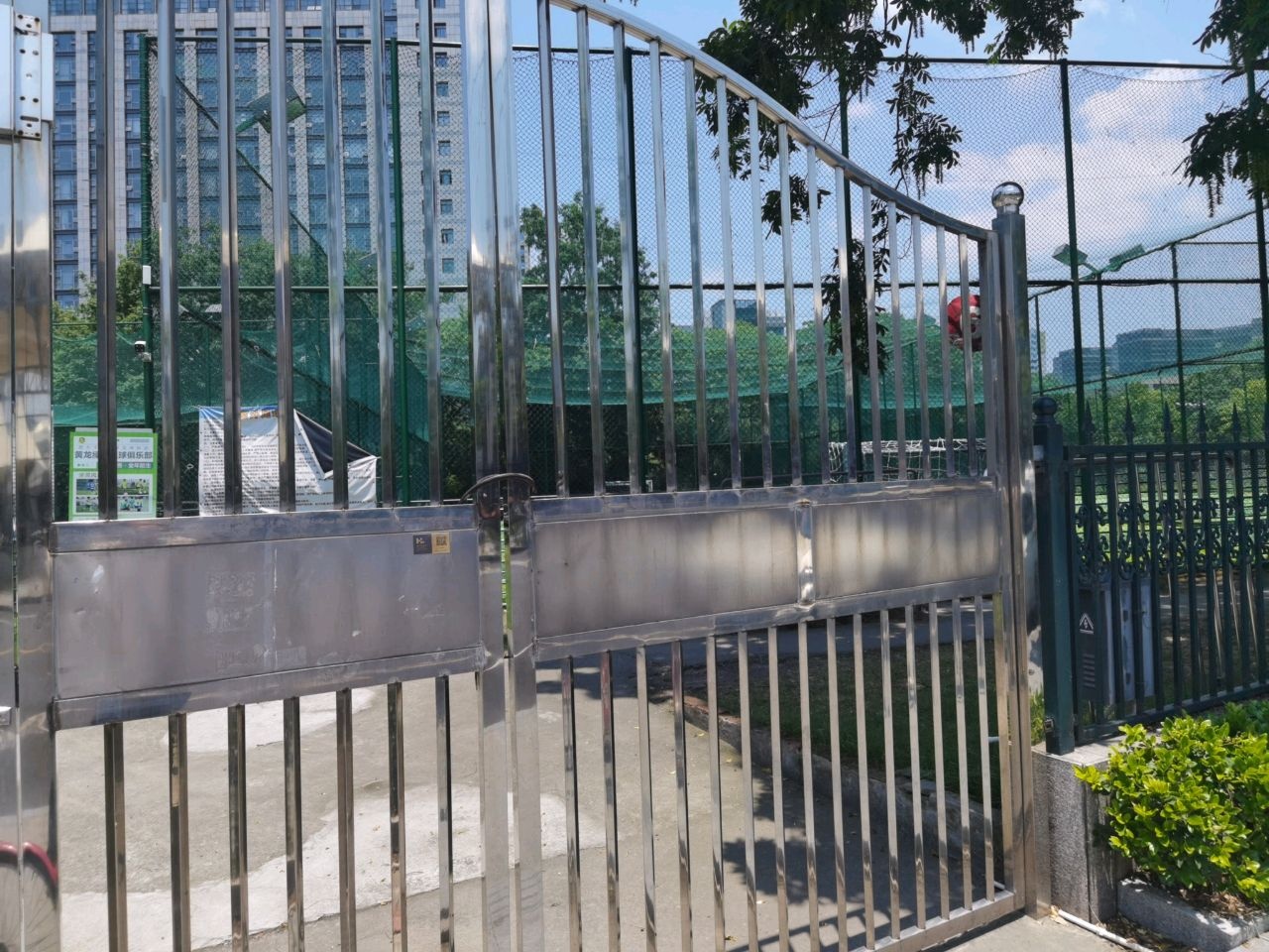 黄龙笼式足球场