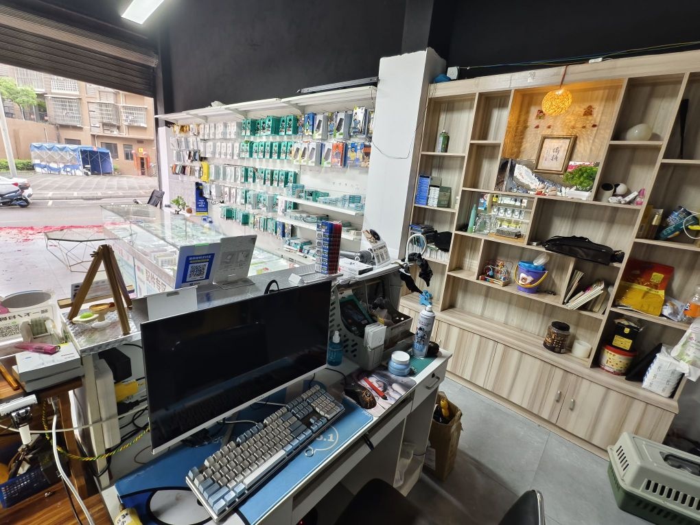一个修手机的店