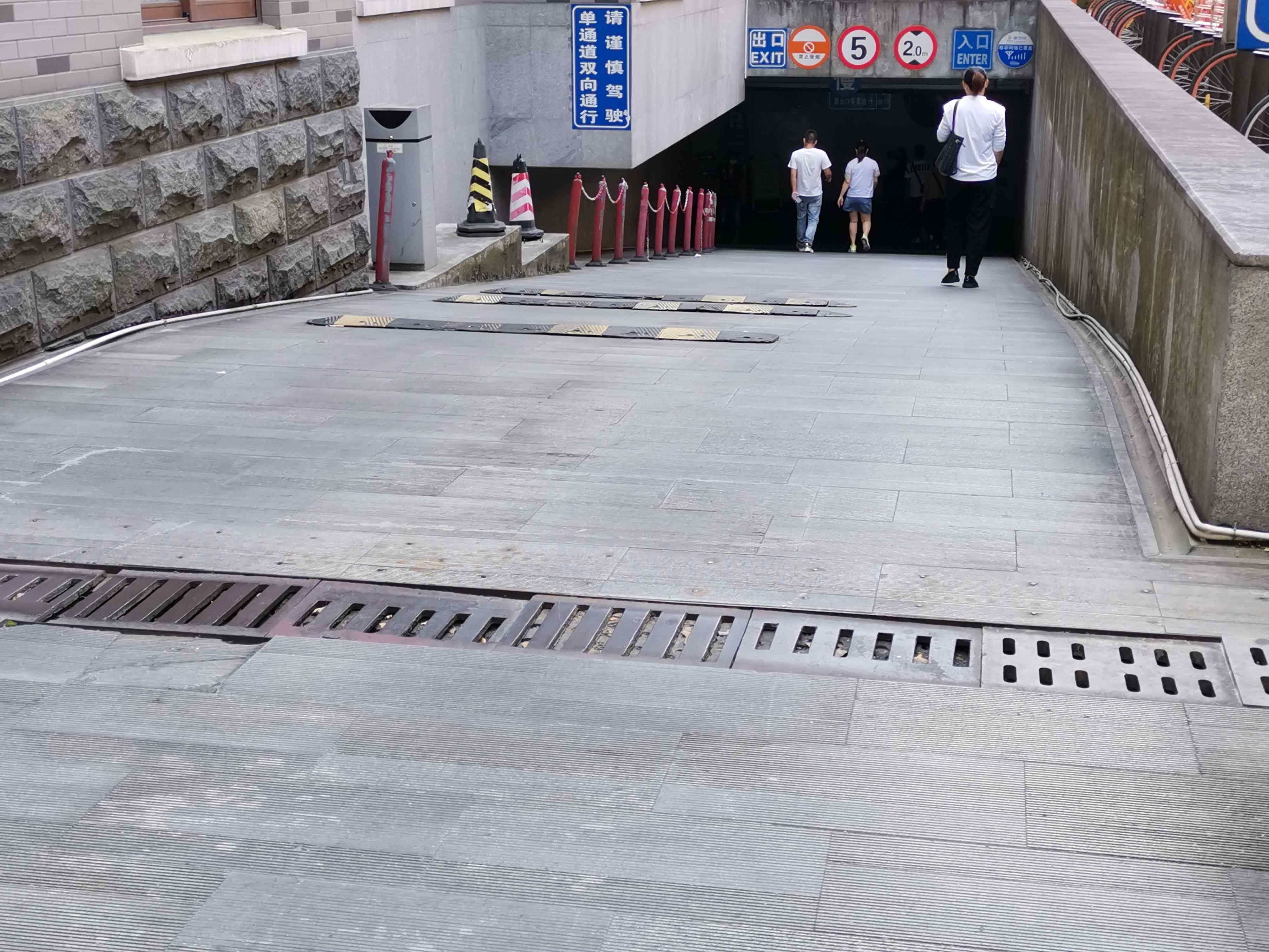 浙江省台州医院地下停车场-出入口