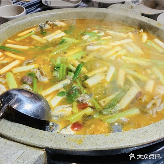 食寨年代石锅土鲫鱼