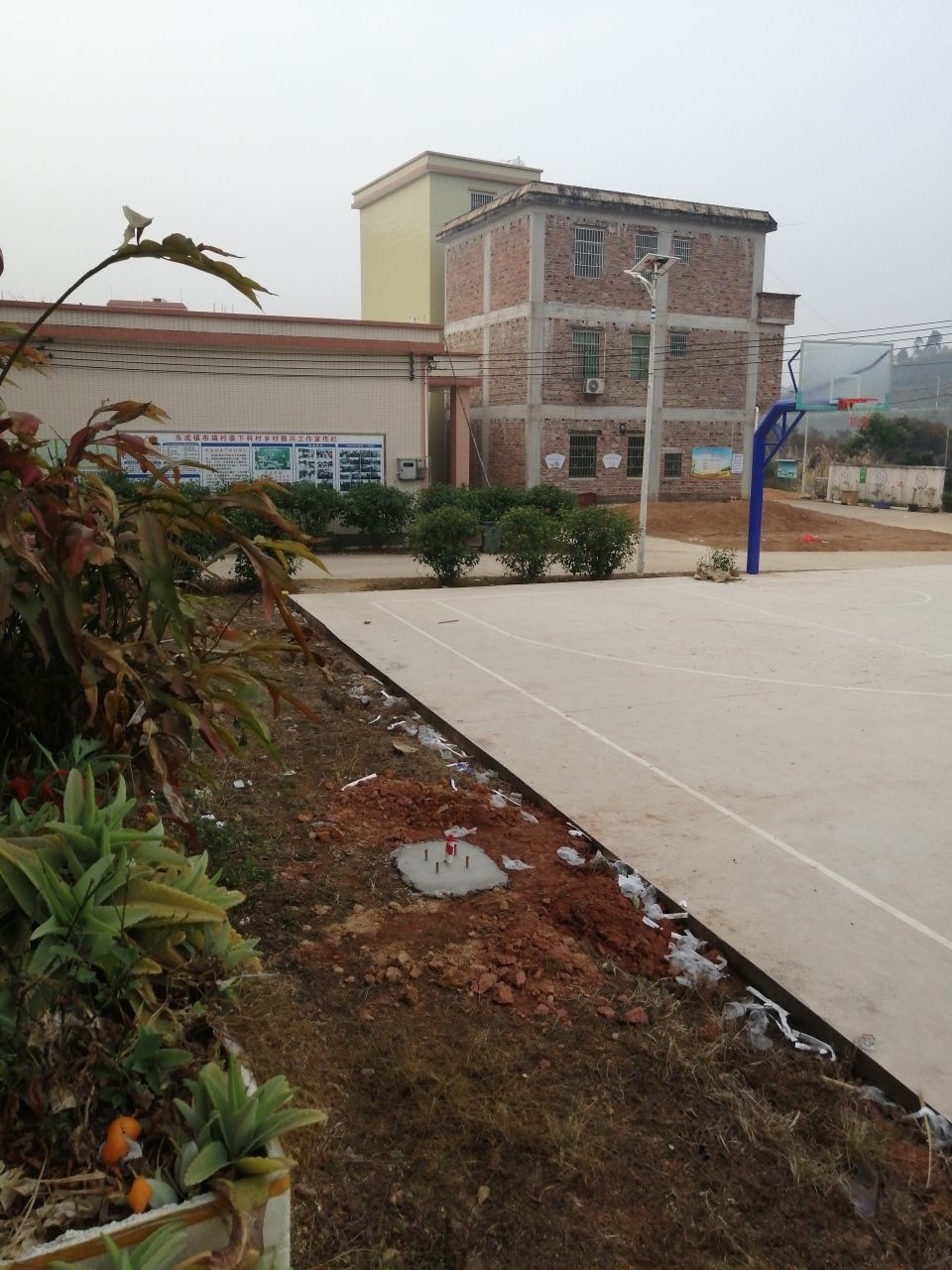 布填下料村篮球场