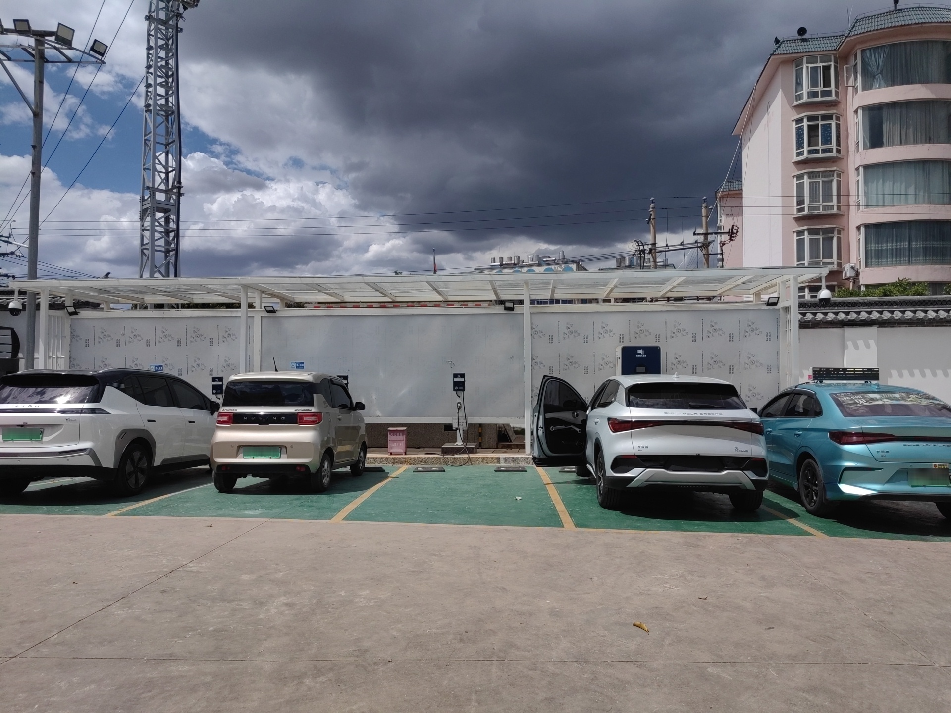 顺易充充电站(个旧市沙甸区白房子清真寺停车场站)