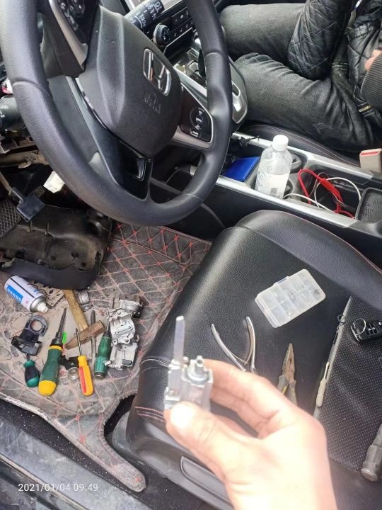 老李开锁换锁配汽车钥匙