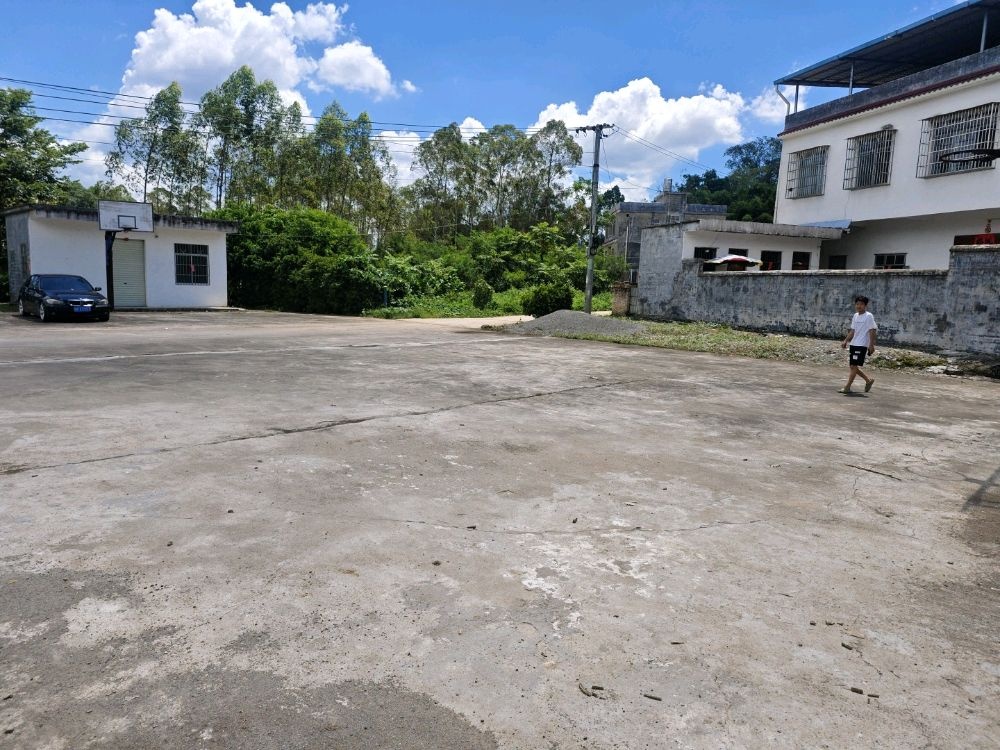 马坡镇靖西村塘科队球场