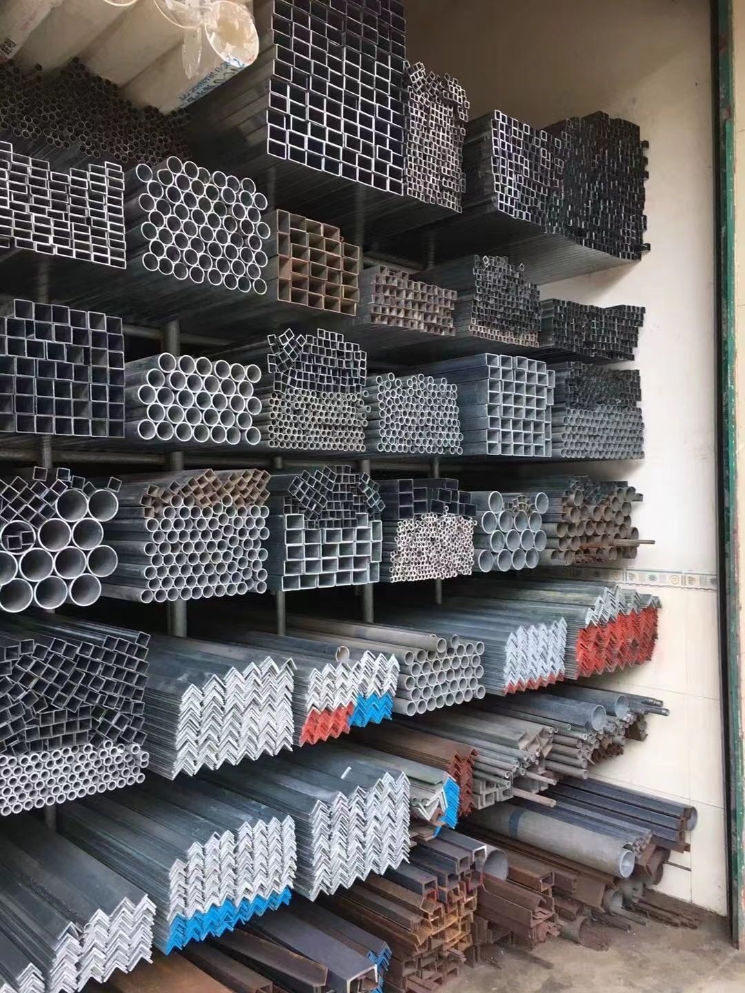 鸿顺钢材钢管彩钢瓦五金店