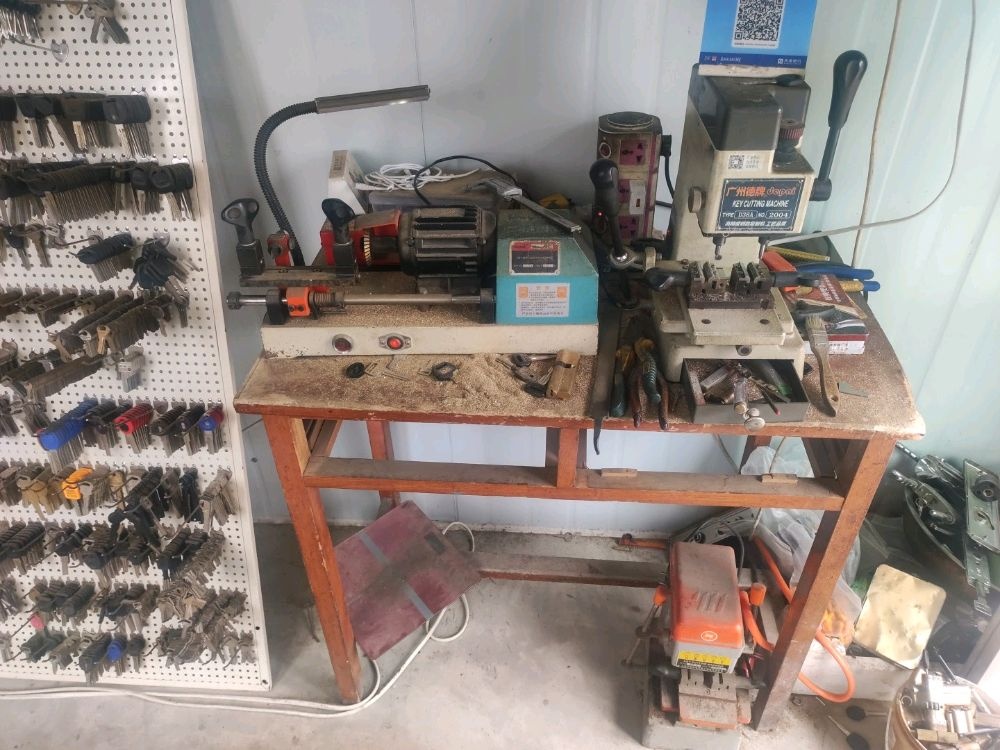 开锁换锁芯配钥匙修表