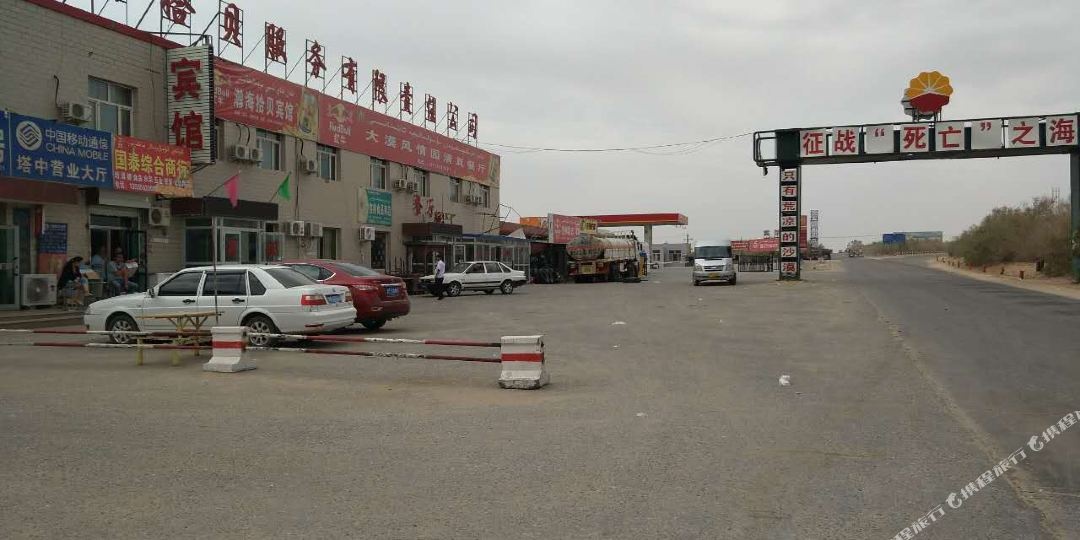 新疆维吾尔自治区巴音郭楞蒙古自治州且末县塔中加油站左侧