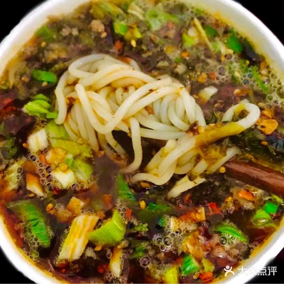 夜市老太太蜜粉酸辣粉