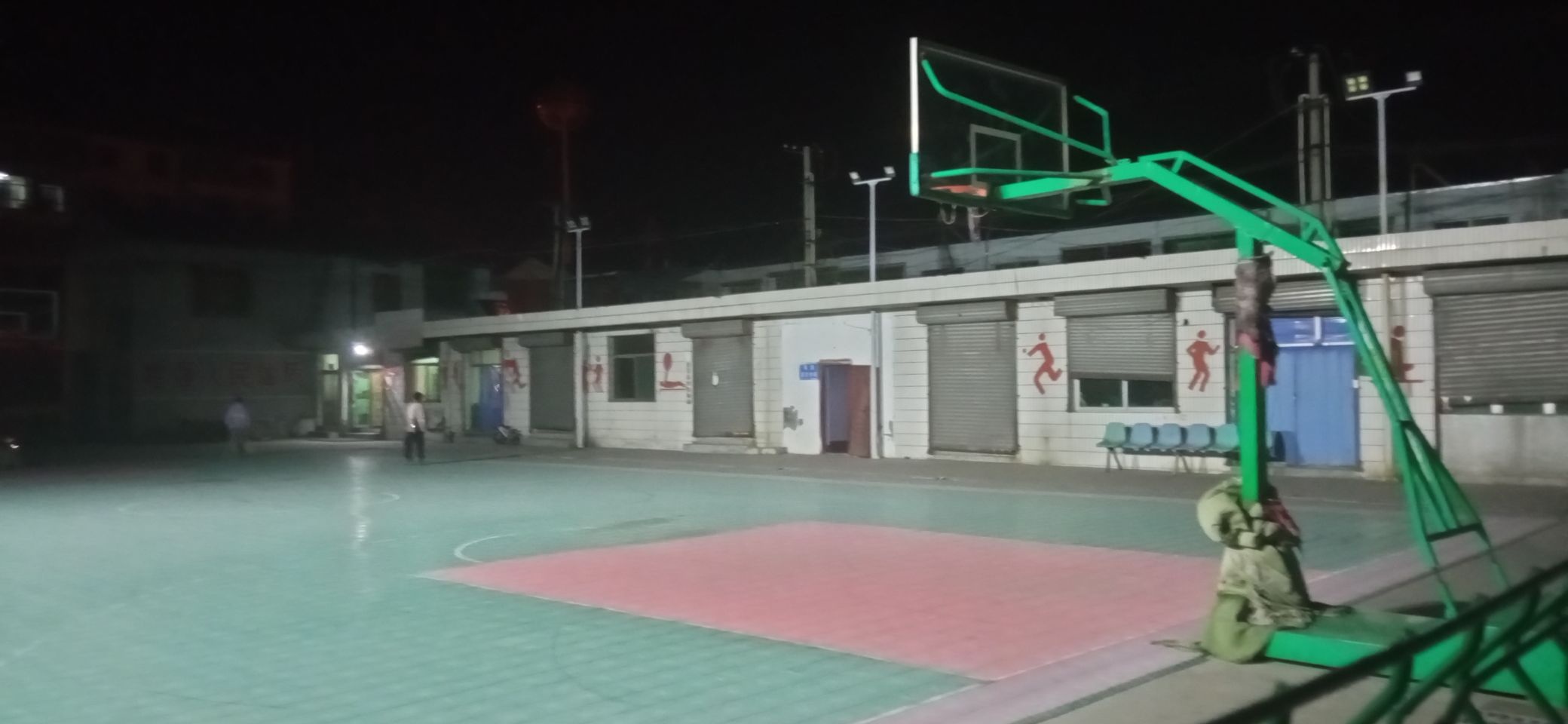 苇泊篮球场